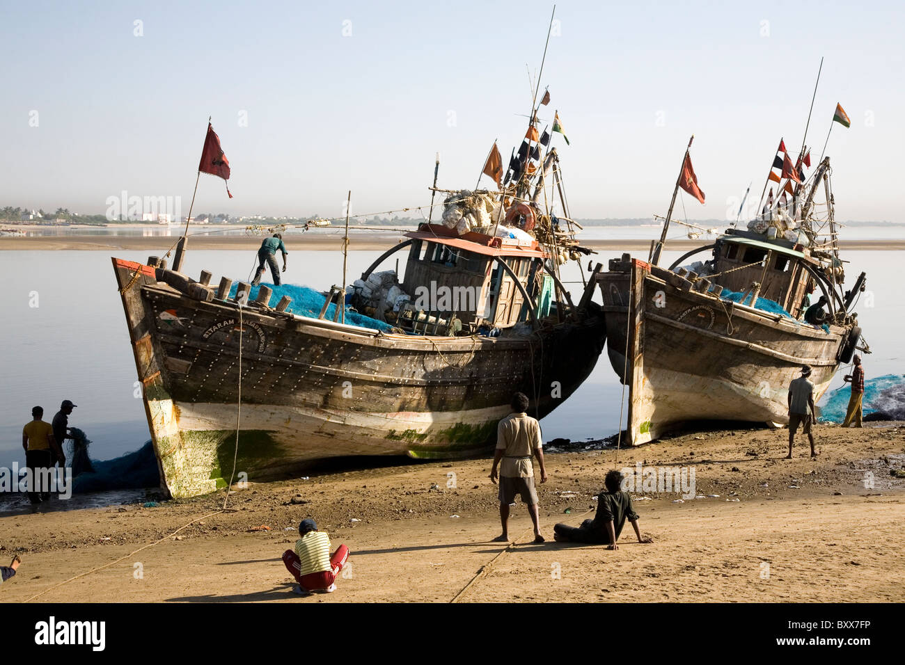 Bateaux de pêche en bois sont préparés pour la prochaine sortie à la mer d'Oman au DIU, Inde. Banque D'Images