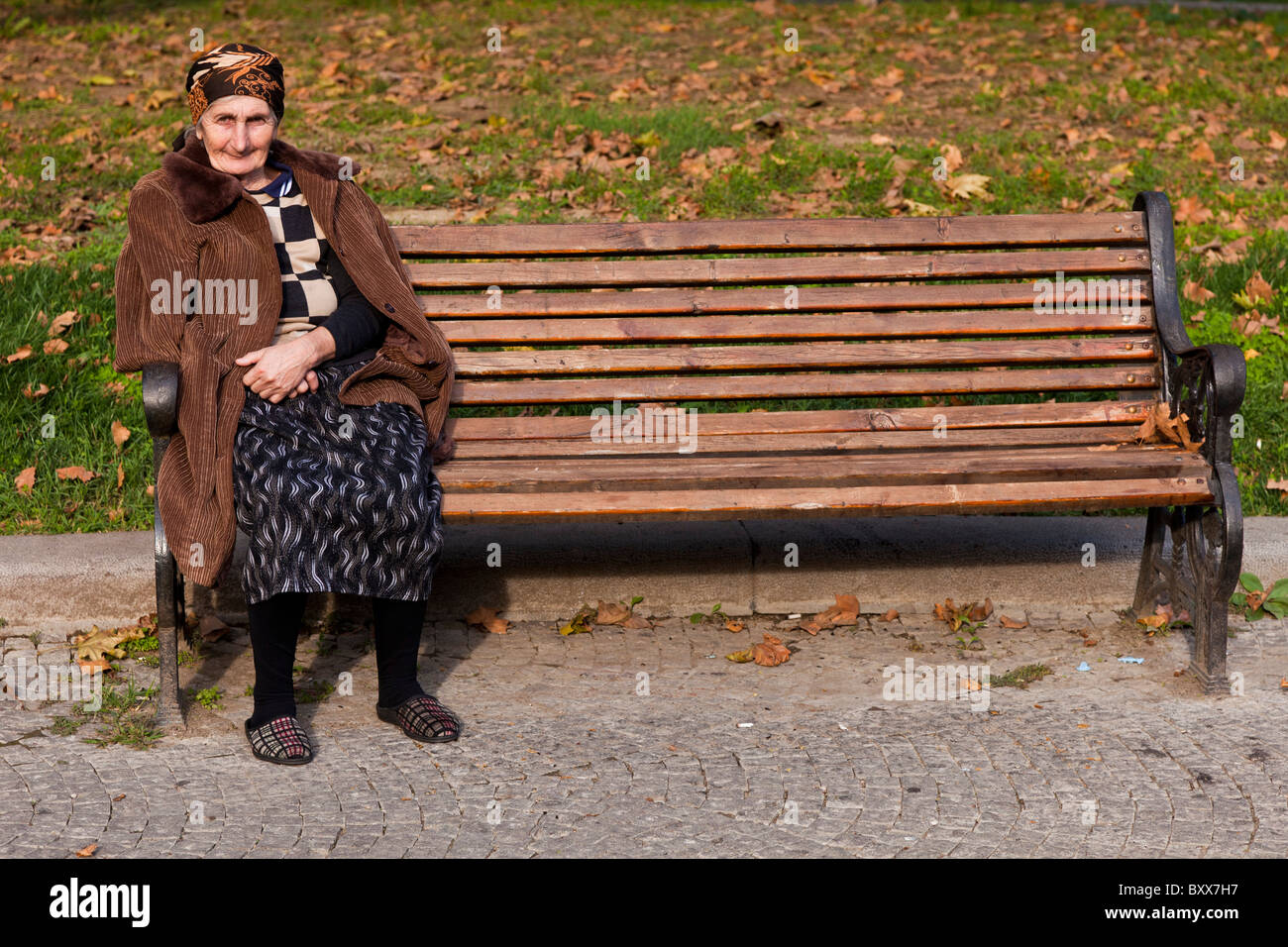 Old Georgian woman assis sur banc en bois en avril 9 Park Tbilisi Géorgie. JMH4041 Banque D'Images