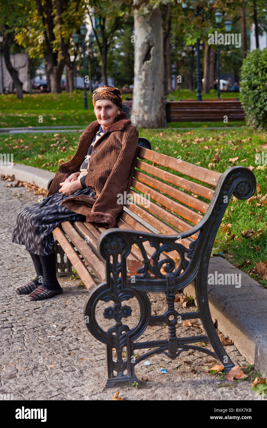 Old Georgian woman assis sur banc en bois en avril 9 Park Tbilisi Géorgie. JMH4042 Banque D'Images