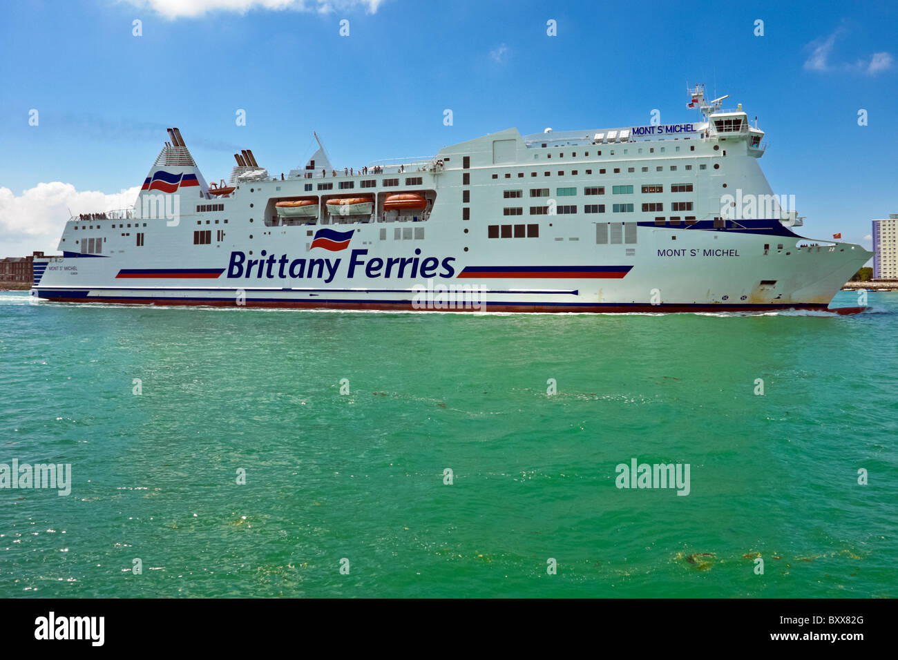 Vue de côté de Brittany Ferries car ferry et Mont St Michel arrivant à Portsmouth en Angleterre depuis la France Banque D'Images