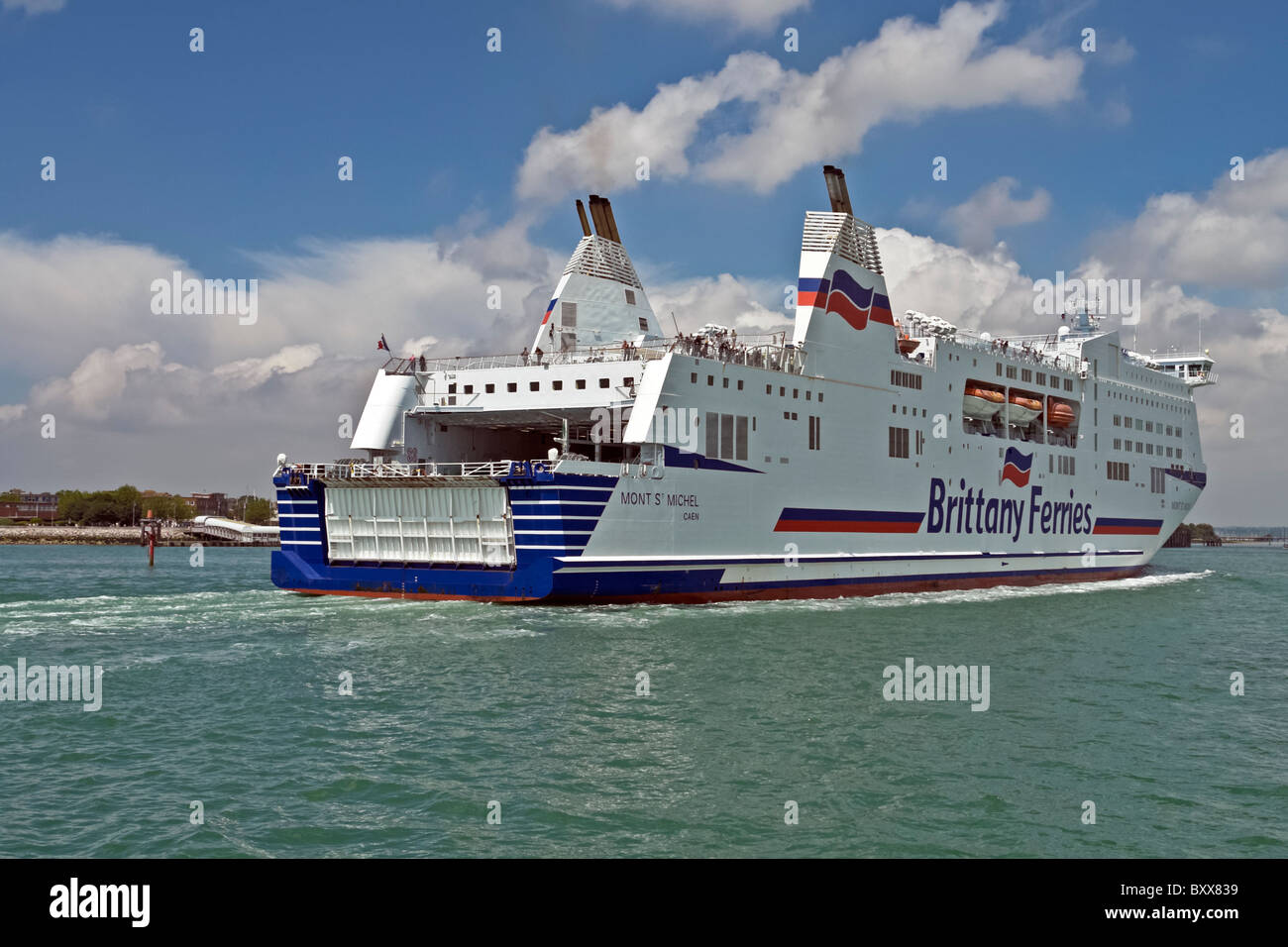 Vue arrière de Brittany Ferries car ferry et Mont St Michel arrivant à Portsmouth en Angleterre depuis la France Banque D'Images