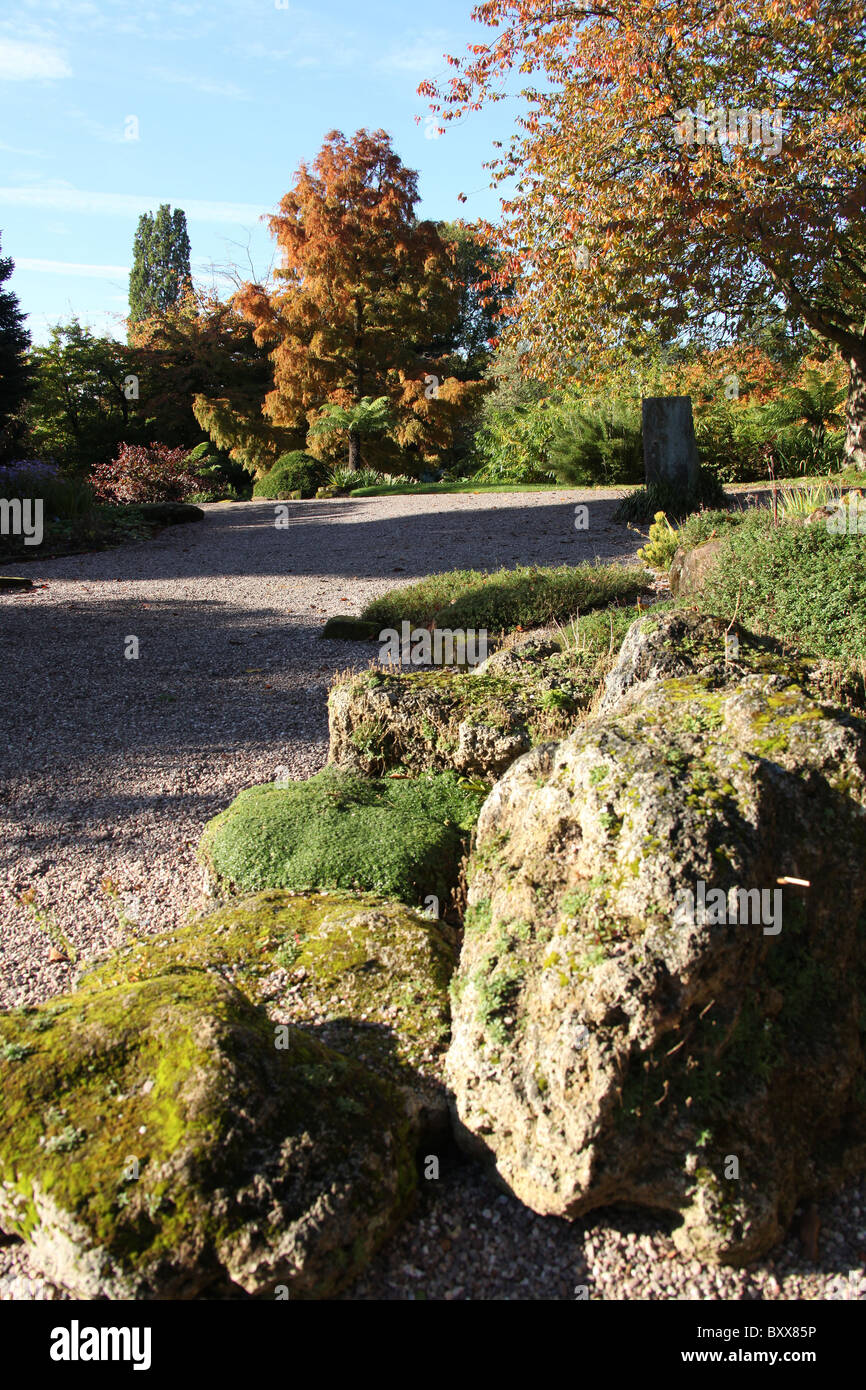 Ness Botanic Gardens, en Angleterre. Vue automnale de Ness Botanic Gardens jardin de rocaille. Banque D'Images