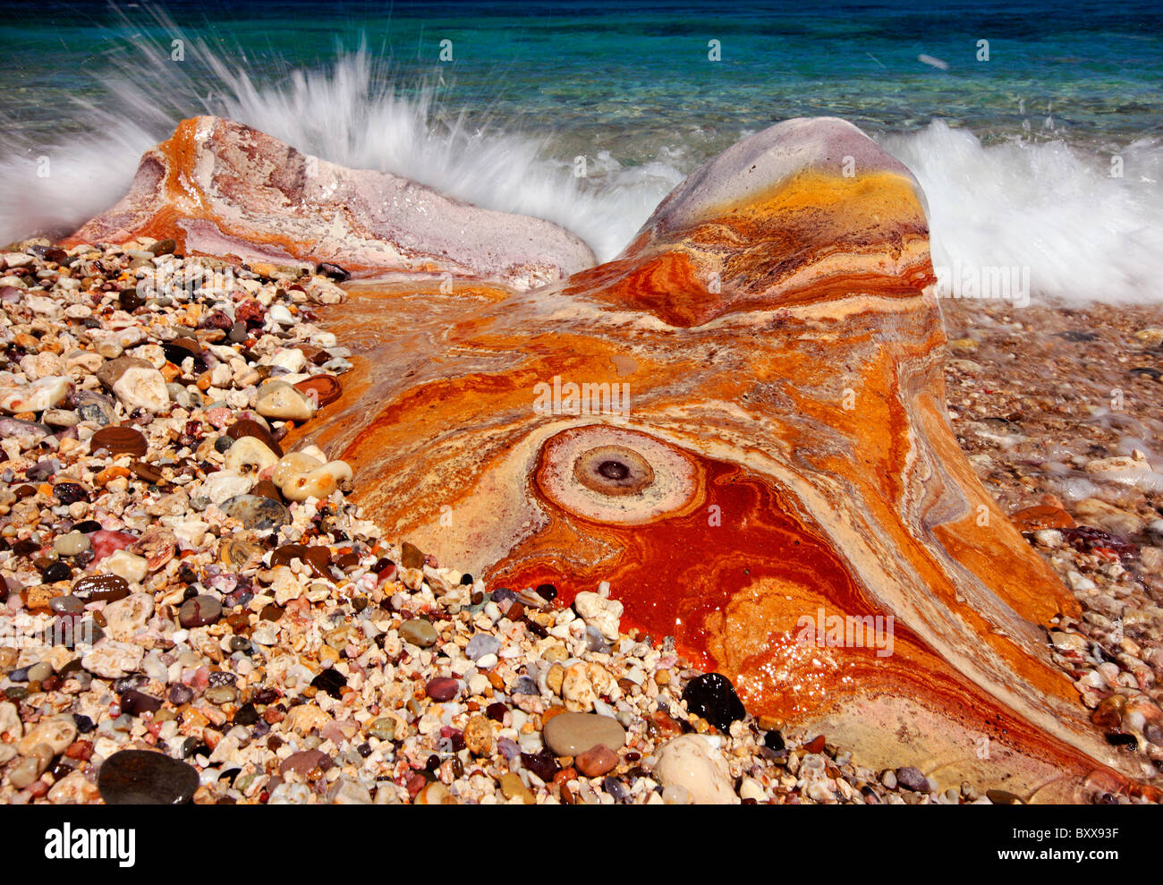 Un 'pop' en roche volcanique Kastanas beach, île de Milos, Grèce Banque D'Images