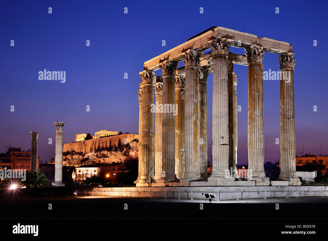 Le Temple de Zeus Olympien dans le 'blue' heure avec Acropole en arrière-plan. Athènes, Grèce Banque D'Images