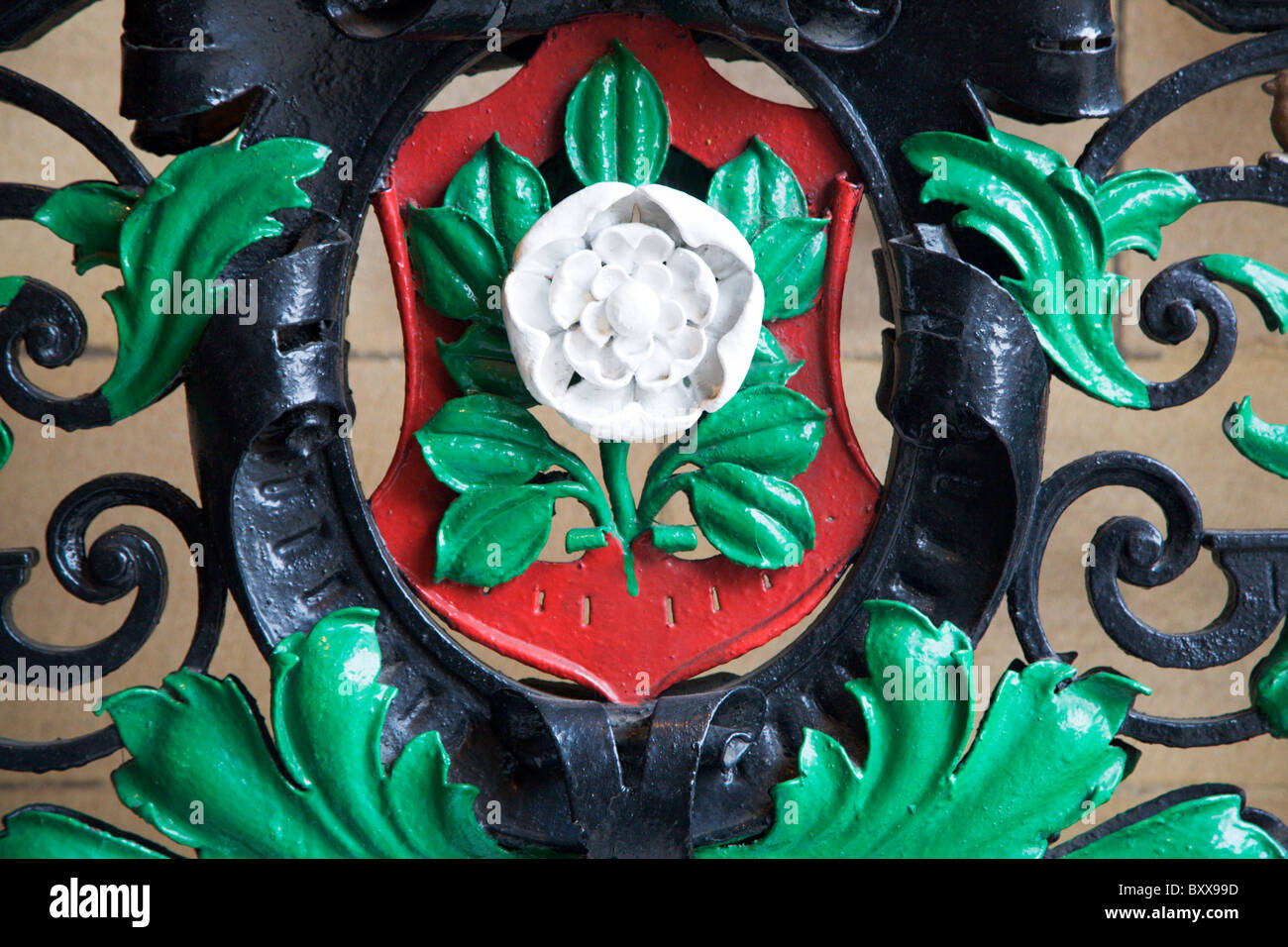 Yorkshire Rose sur la porte du County Hall Wakefield West Yorkshire Angleterre Banque D'Images