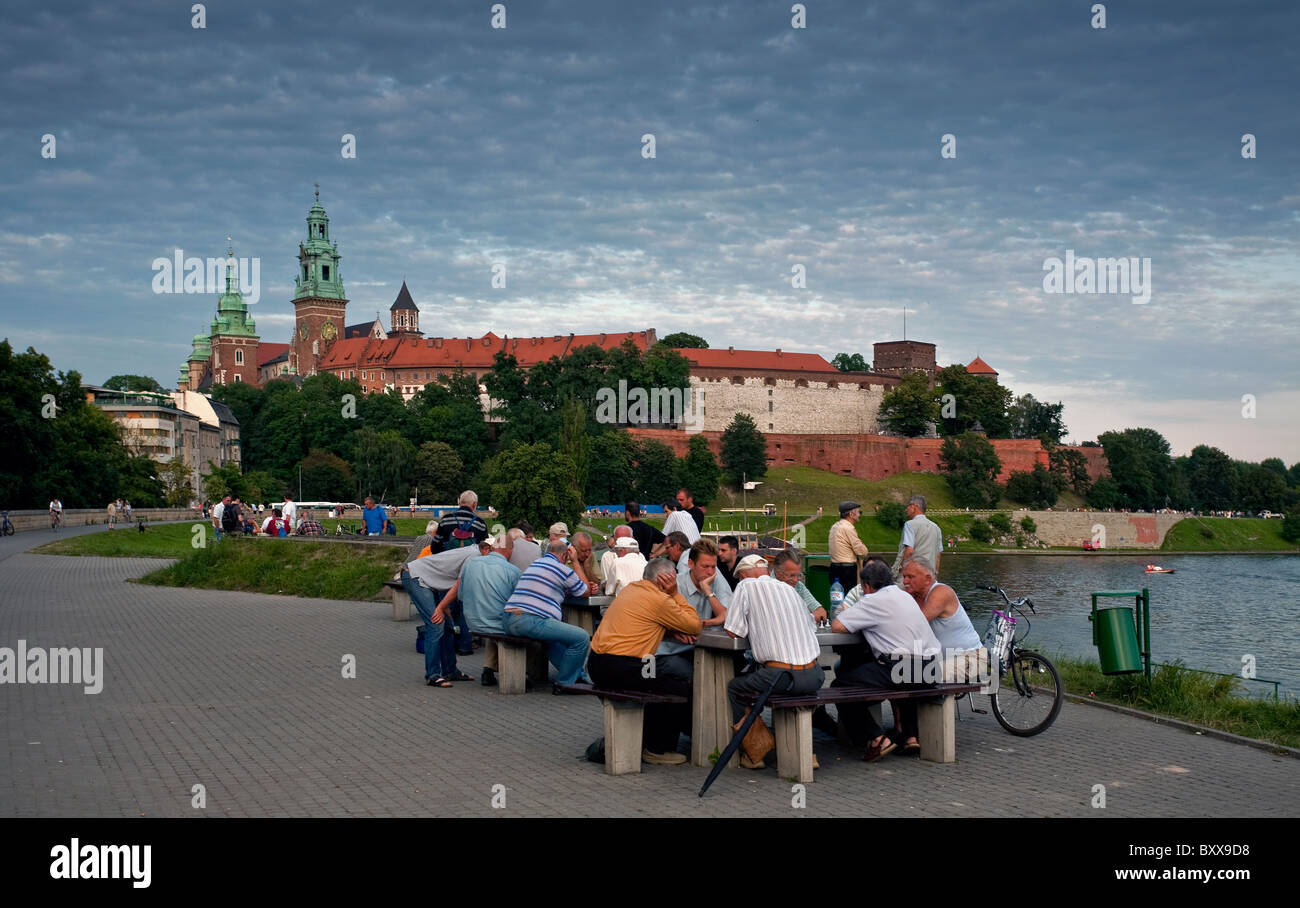 Joueurs d'échecs sur des remblais sur la Vistule près de Wawel à Cracovie, Pologne, Banque D'Images