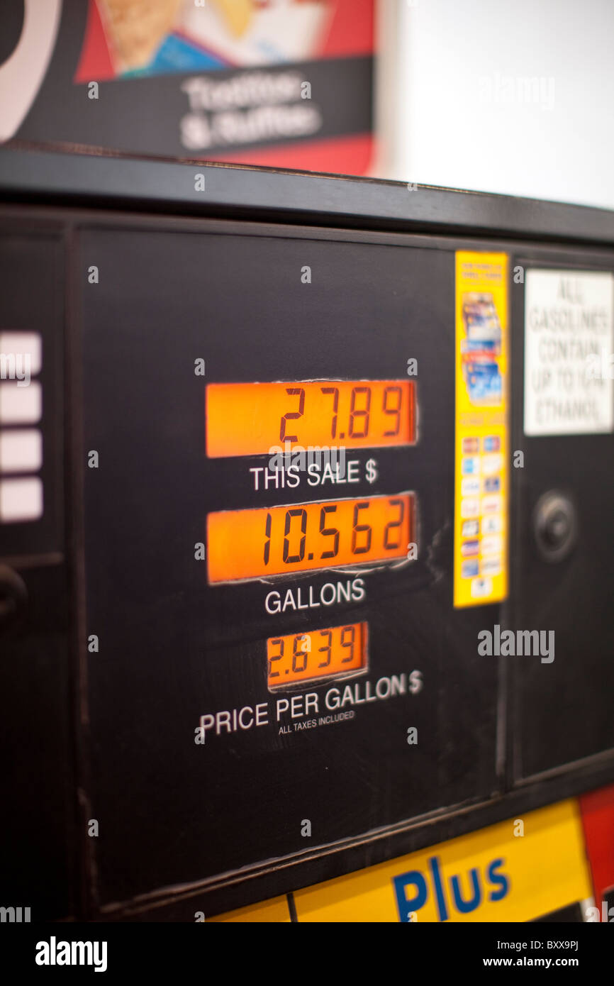 Paiement à la pompe distributeur automatique de carburant style pompes carburant diesel et plus régulière et qualités d'essence à la station d'essence au détail Banque D'Images