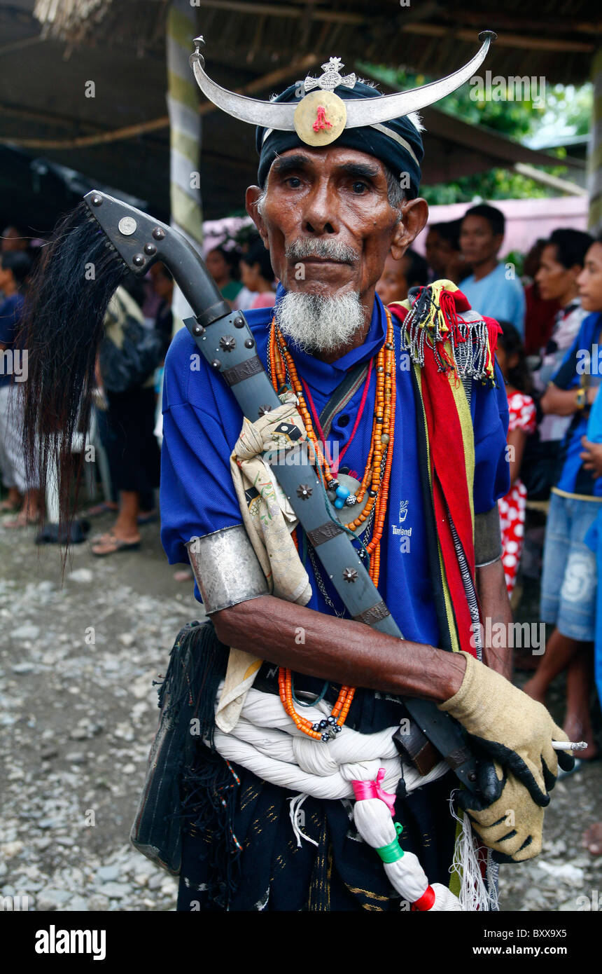 Vieil homme portant des vêtements traditionnels warrior, Dili, Timor-Leste (Timor oriental) Banque D'Images