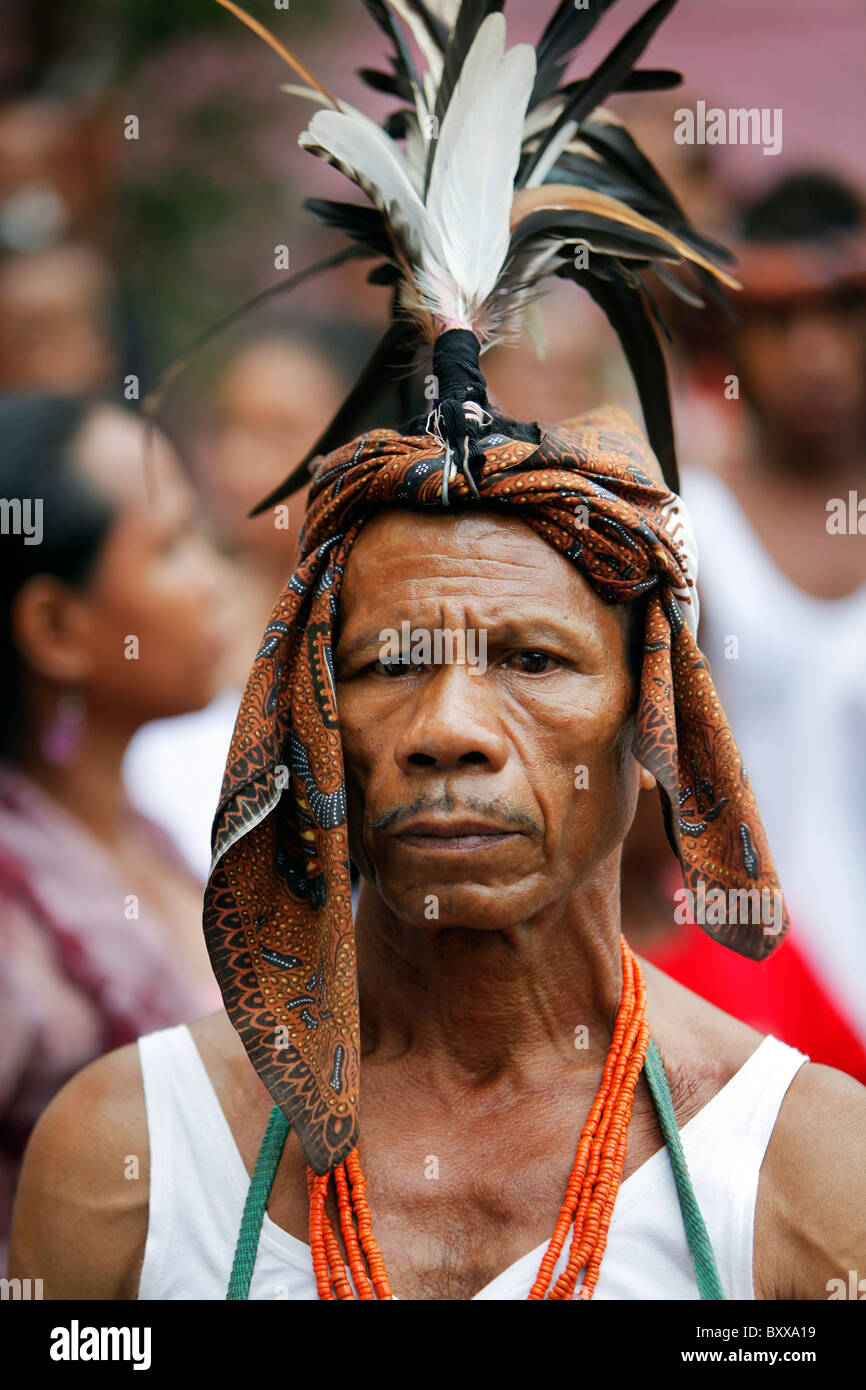 Vieil homme portant des vêtements traditionnels warrior, Dili, Timor-Leste (Timor oriental) Banque D'Images