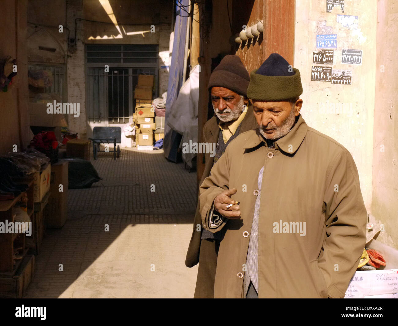 Les hommes dans la rue, Isfahan, Iran Banque D'Images