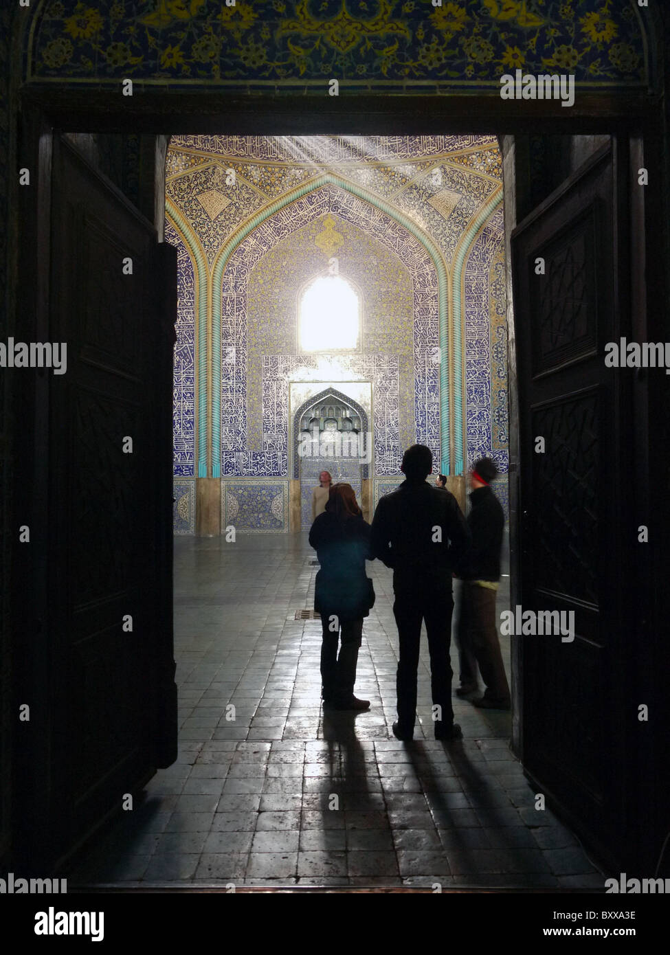 Les touristes d'admirer la mosquée de Sheikh Lotfollah, Ispahan Ispahan Iran Banque D'Images