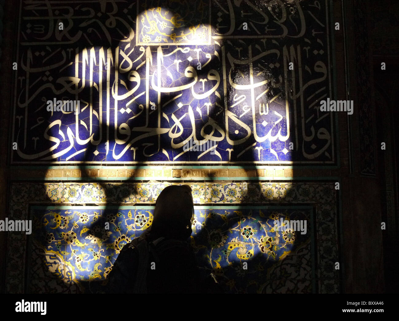 La lumière du soleil et d'ombre les motifs de carreaux à cheikh Lotfollah Mosquée, Ispahan Ispahan Iran Banque D'Images