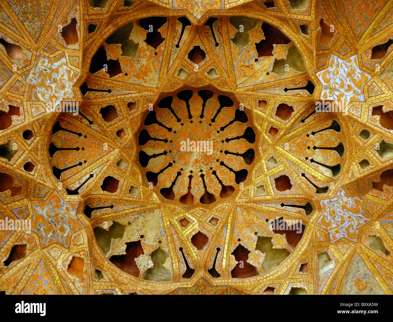 Ornements en stuc toit du palais Ali Qapu, Ispahan, Iran Banque D'Images