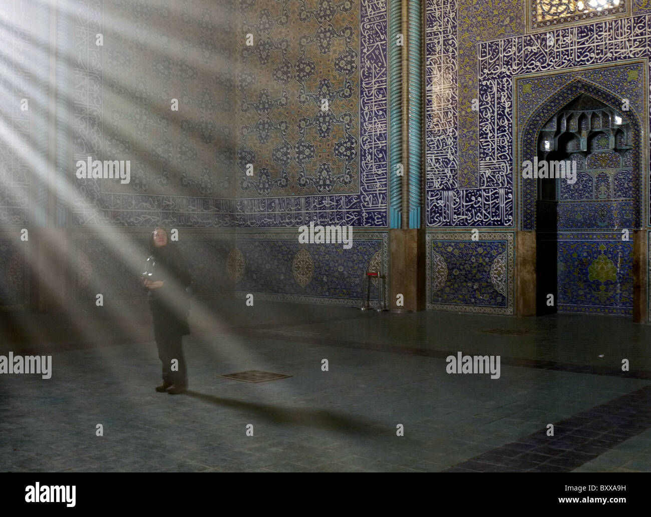 Admirant touristiques mosquée cheik Lotfollah, Ispahan Ispahan Iran Banque D'Images