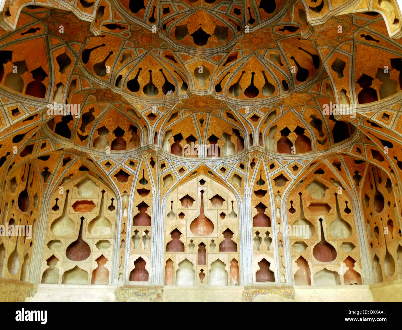 Ornements en stuc toit du palais Ali Qapu, Ispahan, Iran Banque D'Images