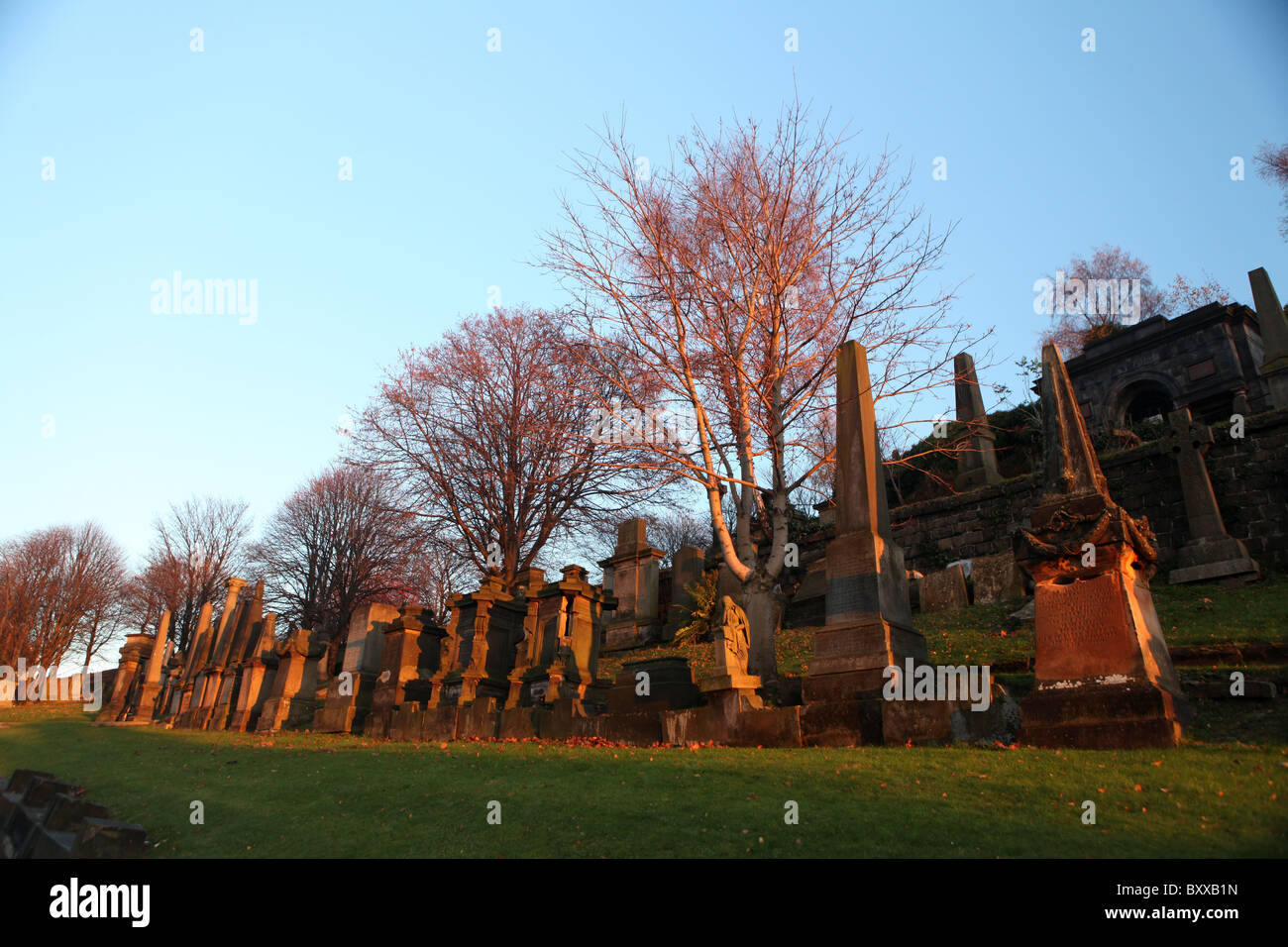 Vue de la nécropole, un cimetière victorien historique au coucher du soleil, à Glasgow, en Écosse. Banque D'Images