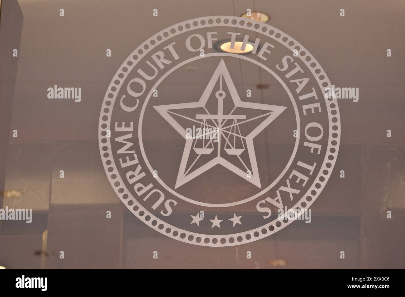 Sceau de la Cour suprême du Texas, montrant la balance de la justice à l'intérieur d'un Lone Star, sur une fenêtre dans le bâtiment de la Cour suprême Banque D'Images