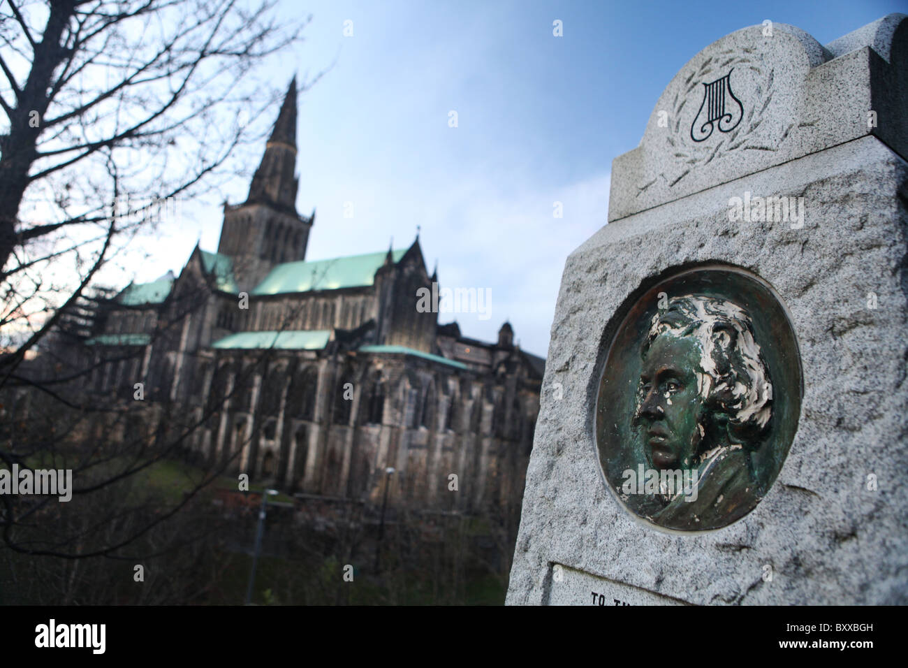 Une vue de la nécropole, montrant le monument à William Miller et la cathédrale de Glasgow dans l'arrière-plan, à Glasgow, en Écosse. Banque D'Images