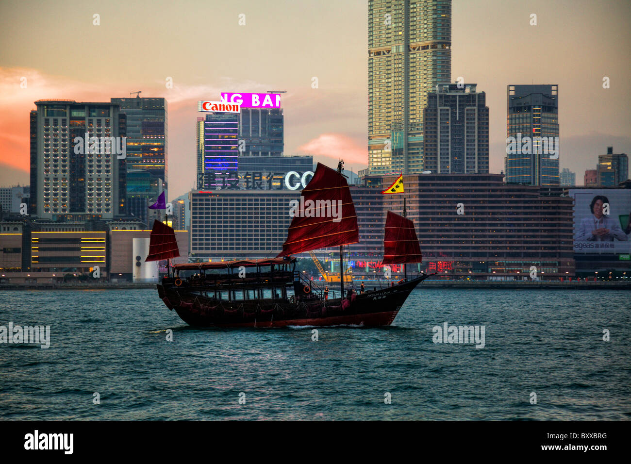 Le Kowloon skyline at Dusk montrant l'emblématique red sail jonque de Hong Kong Island, Hong Kong, Hong Kong jonque junk, bat, bat de l'aile aile bateau jonque Banque D'Images