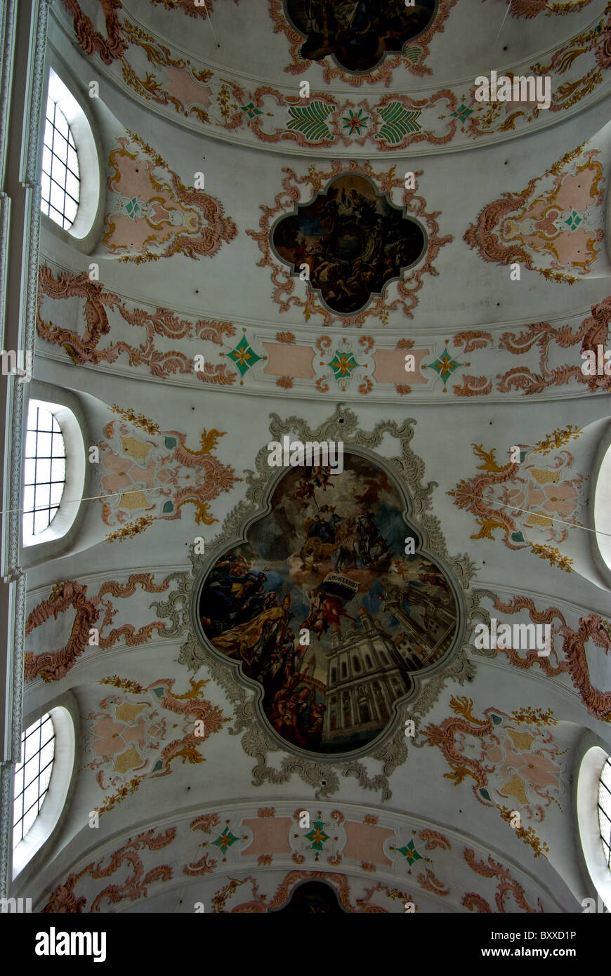 Plafond peint décoration ouvragée arch Saint Francis Xavier église catholique jésuite Luzern Suisse Banque D'Images