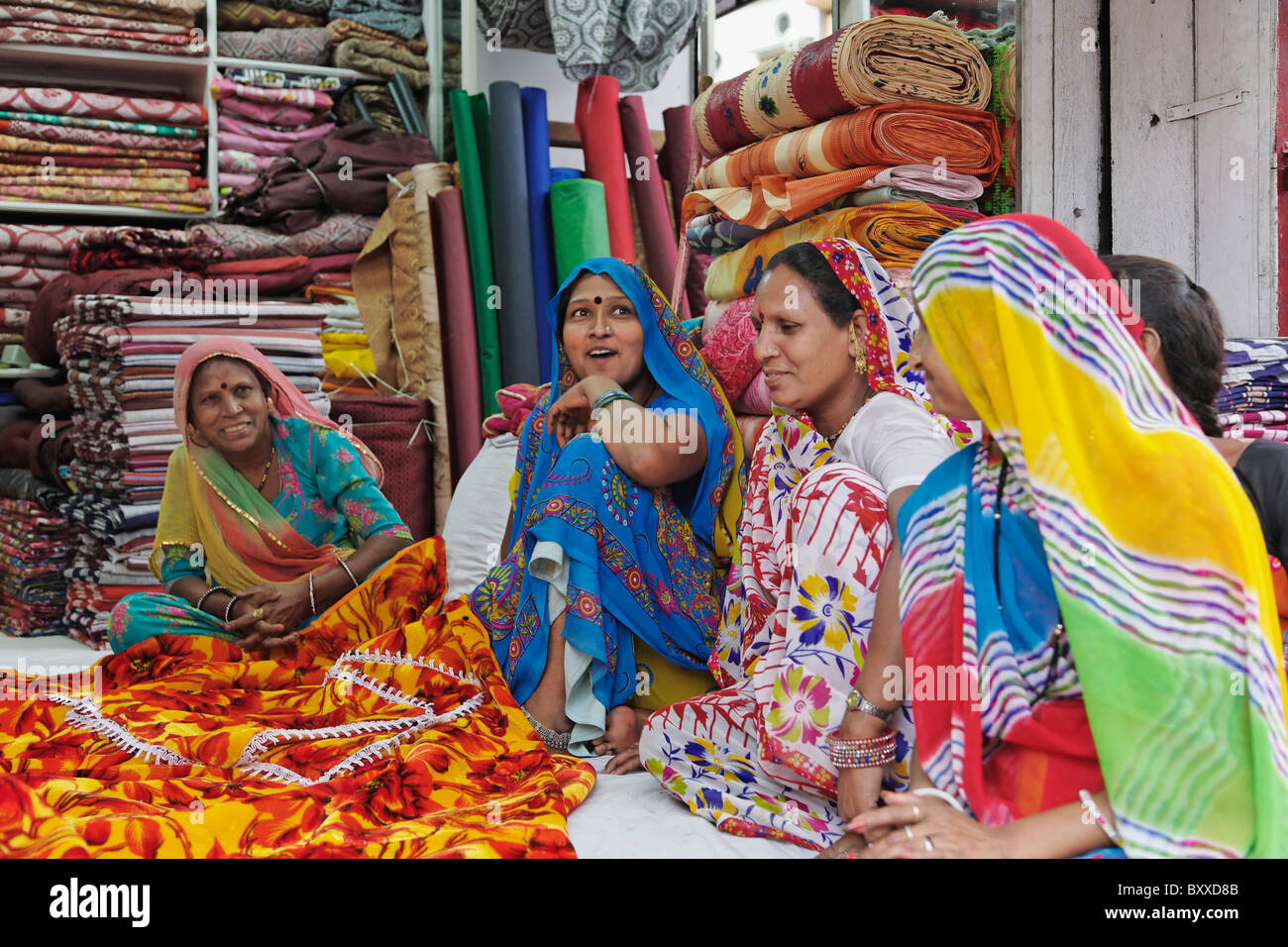 Les femmes indiennes de tissu shop, Udaipur, Inde. Banque D'Images