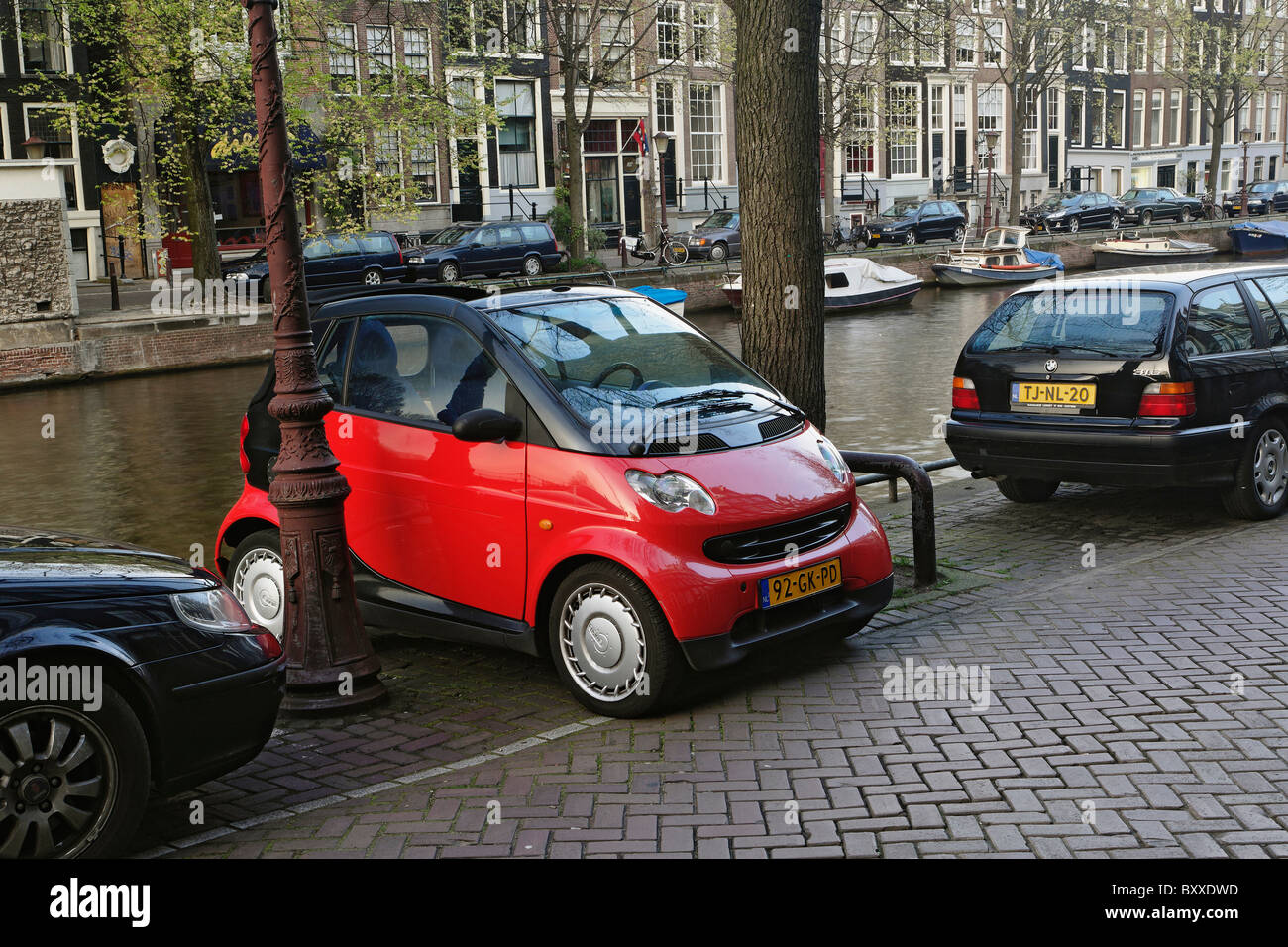 https://c8.alamy.com/compfr/bxxdwd/smart-voiture-garee-dans-l-espace-tres-serre-amsterdam-hollande-pays-bas-bxxdwd.jpg