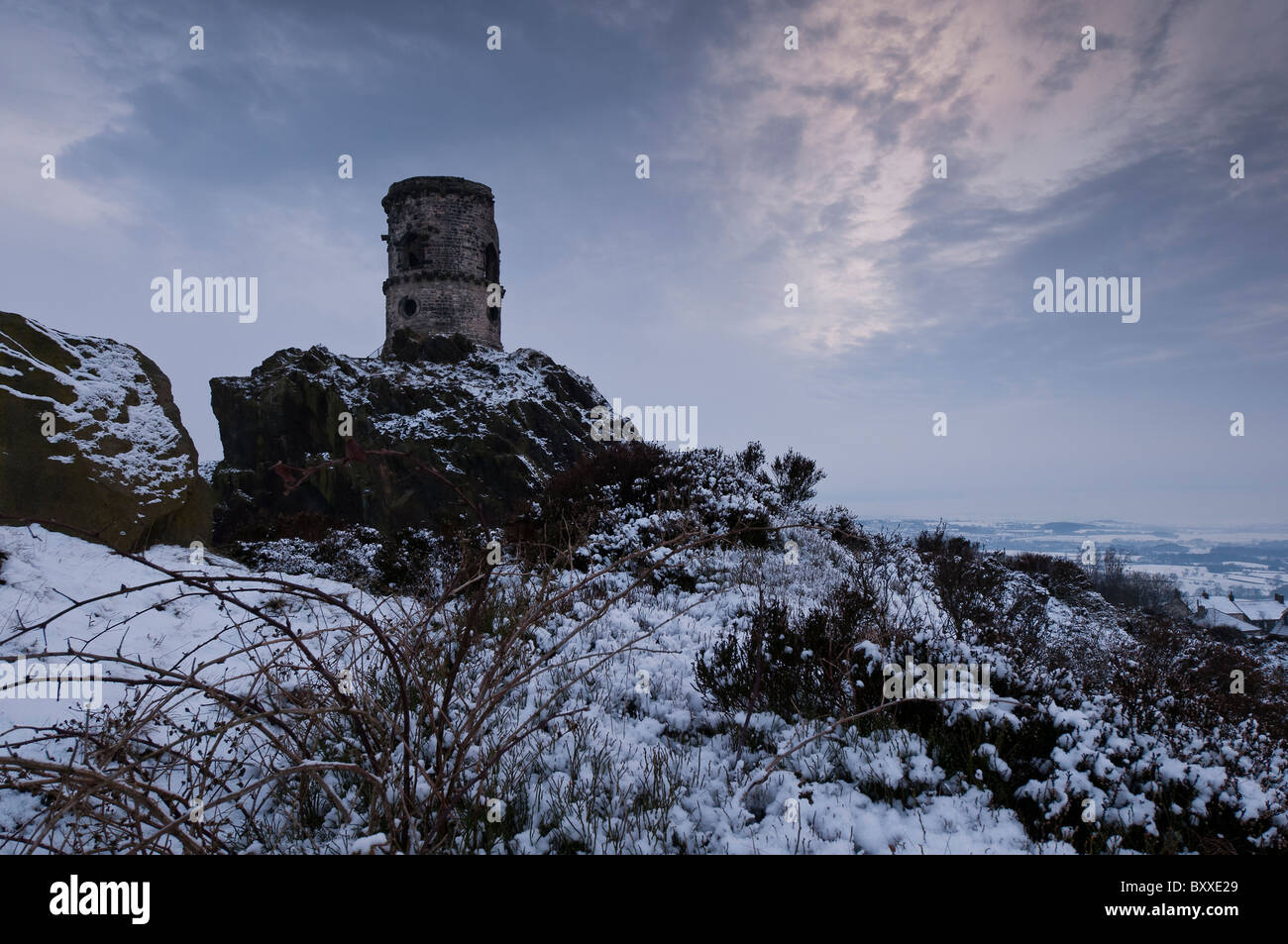 Soirée d'hiver à la folie de Mow Cop sur la frontière Cheshire / Staffordshire Banque D'Images