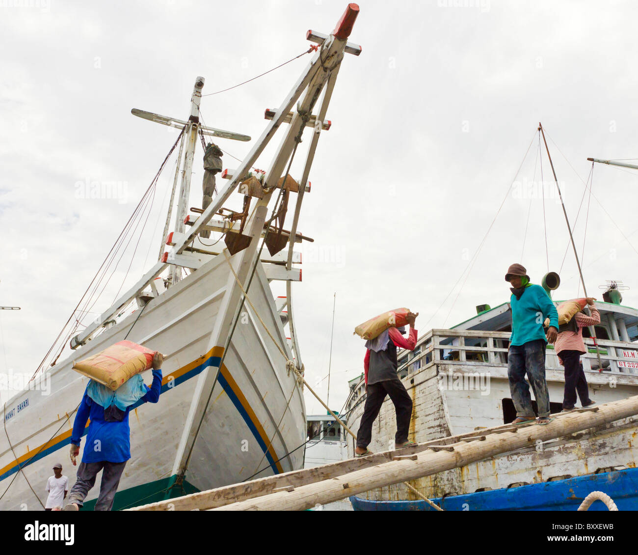Pinisi Bugis passerelle ouvriers sur les goélettes à Sunda Kelapa - le vieux port de Jakarta Banque D'Images