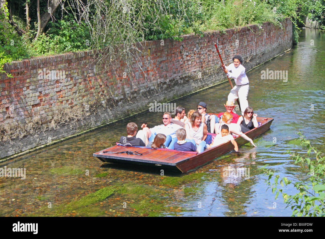 Excursion fluviale sur le grand Stour à Canterbury, Kent, Angleterre. Pendant les mois d'exécuter trois entreprises de rivière. Banque D'Images