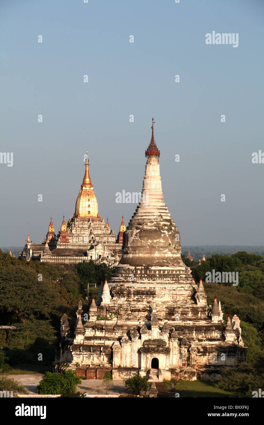 Une vue de Thatbyinnyu Pahto Pahto Ananda Temple avec en arrière-plan du temple de Bagan, Myanmar. (Birmanie) Banque D'Images