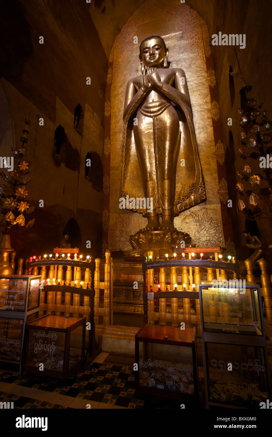 Statue de Bouddha dans le Temple Ananda, Bagan Banque D'Images