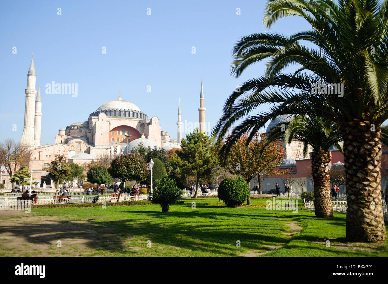 Hagia Sophia dômes et minarets Istanbul Turquie // ISTANBUL, Turquie — la basilique Sainte-Sophie vue depuis le parc du Sultan Ahmet, montrant ses dômes, minarets et contreforts distinctifs contre la ligne d'horizon d'Istanbul. L'extérieur du bâtiment reflète à la fois ses origines byzantines et ses ajouts ottomans, avec le dôme central flanqué de quatre minarets ajoutés après sa conversion en mosquée en 1453. Banque D'Images
