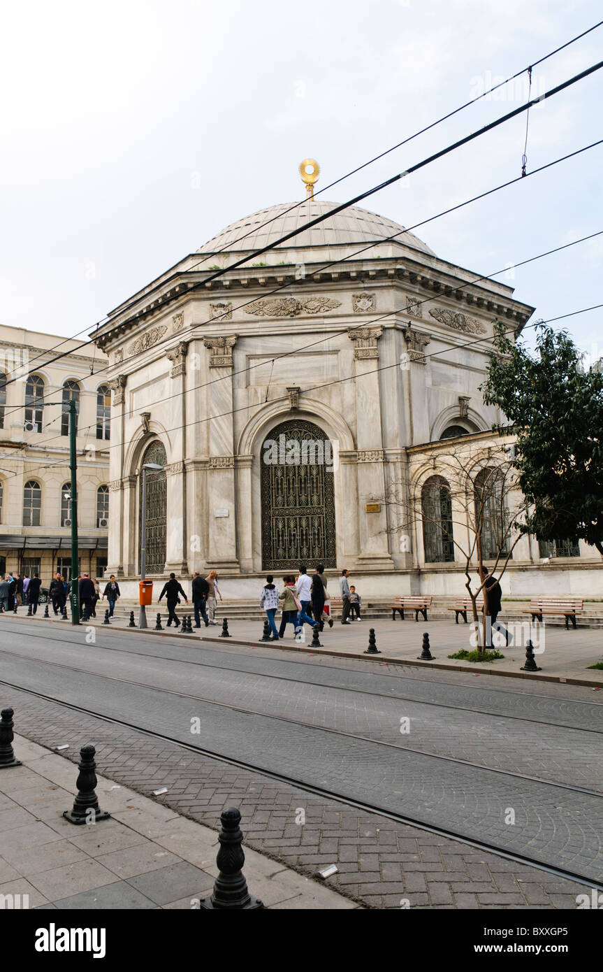 ISTANBUL, Turquie / Türkiye — la mosquée Atik Ali Pacha (en turc : Gazi Atik Ali Paşa Camii) est une ancienne mosquée ottomane située dans le quartier de Çemberlitaş dans le district de Fatih à Istanbul, en Turquie. Elle a été construite par le Grand vizir Bosnalı Hadım Atik Ali Paşa en 1496, sous le règne du sultan Beyazıt Ier. La mosquée est située près de l'entrée du Kapalıçarşı (Grand Bazar), de la colonne de Théodose et de la Mosquée historique Nuruosmaniye. Banque D'Images