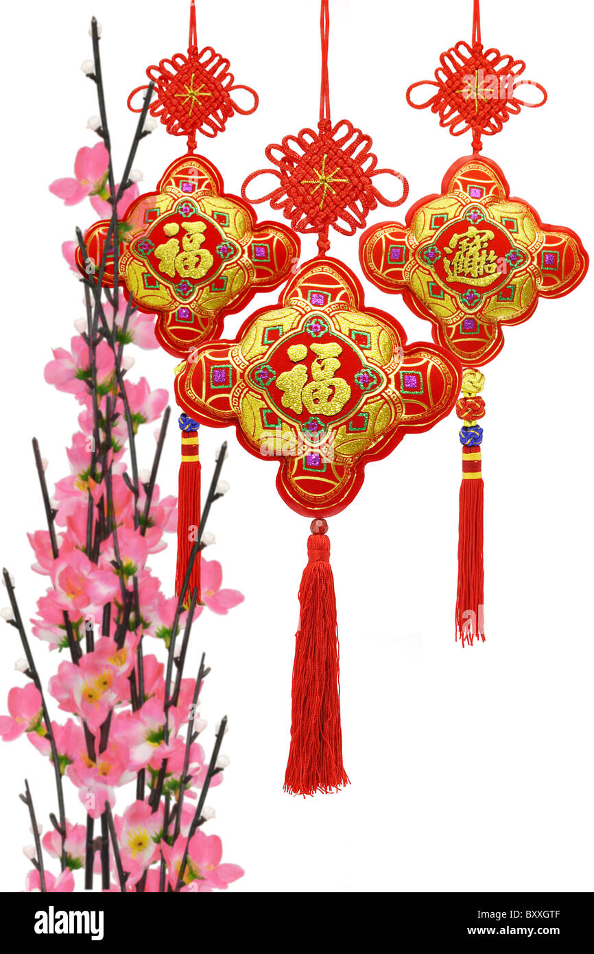 Le nouvel an chinois ornements traditionnels et de prunier sur fond blanc Banque D'Images