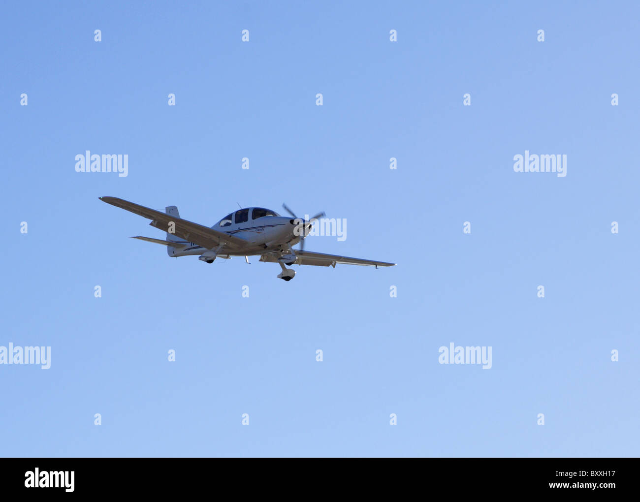 Secteur prop avion Cirrus SR22 s'approche de la piste à Cantrell Champ. Banque D'Images