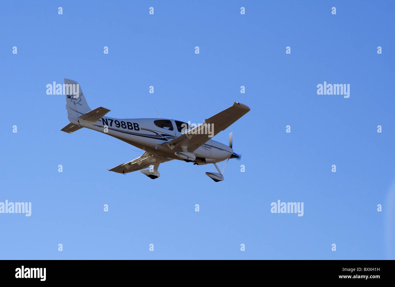 Secteur prop avion Cirrus SR22 s'approche de la piste à Cantrell Champ. Banque D'Images