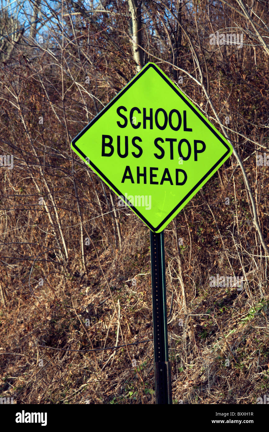 Arrêt de bus scolaire à venir signer Banque D'Images