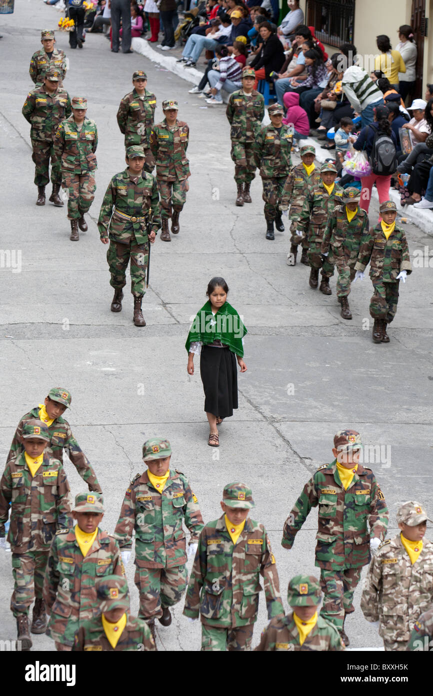 Militaire enfants habillés escortant un campagne fille. Célébrations de la ville de Banos, Equateur 11 décembre 2010 Banque D'Images