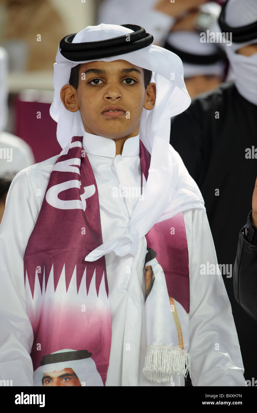Un ventilateur du Qatar en costume arabe et portant une écharpe de football  Photo Stock - Alamy