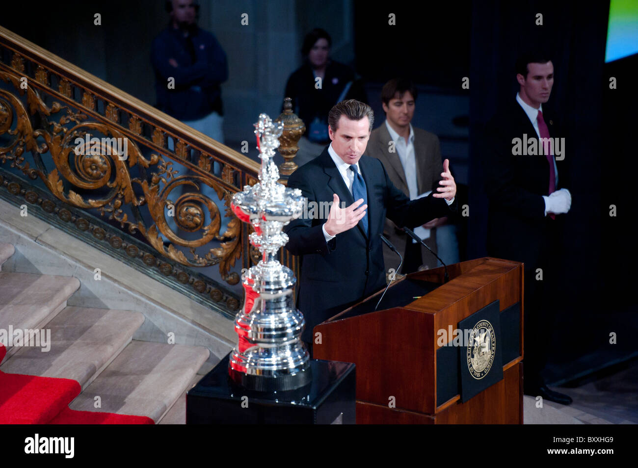 Le maire Gavin Newsom se félicite de l'america's cup à San Francisco en 2013. Banque D'Images