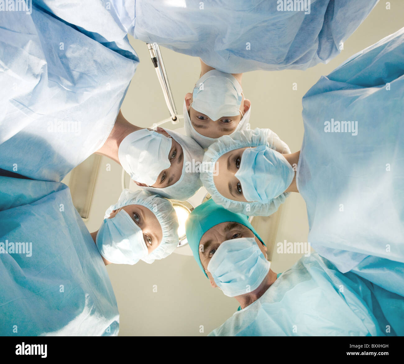 Avis de médecins par patient après l'opération sur fond de plafond et la lampe Banque D'Images