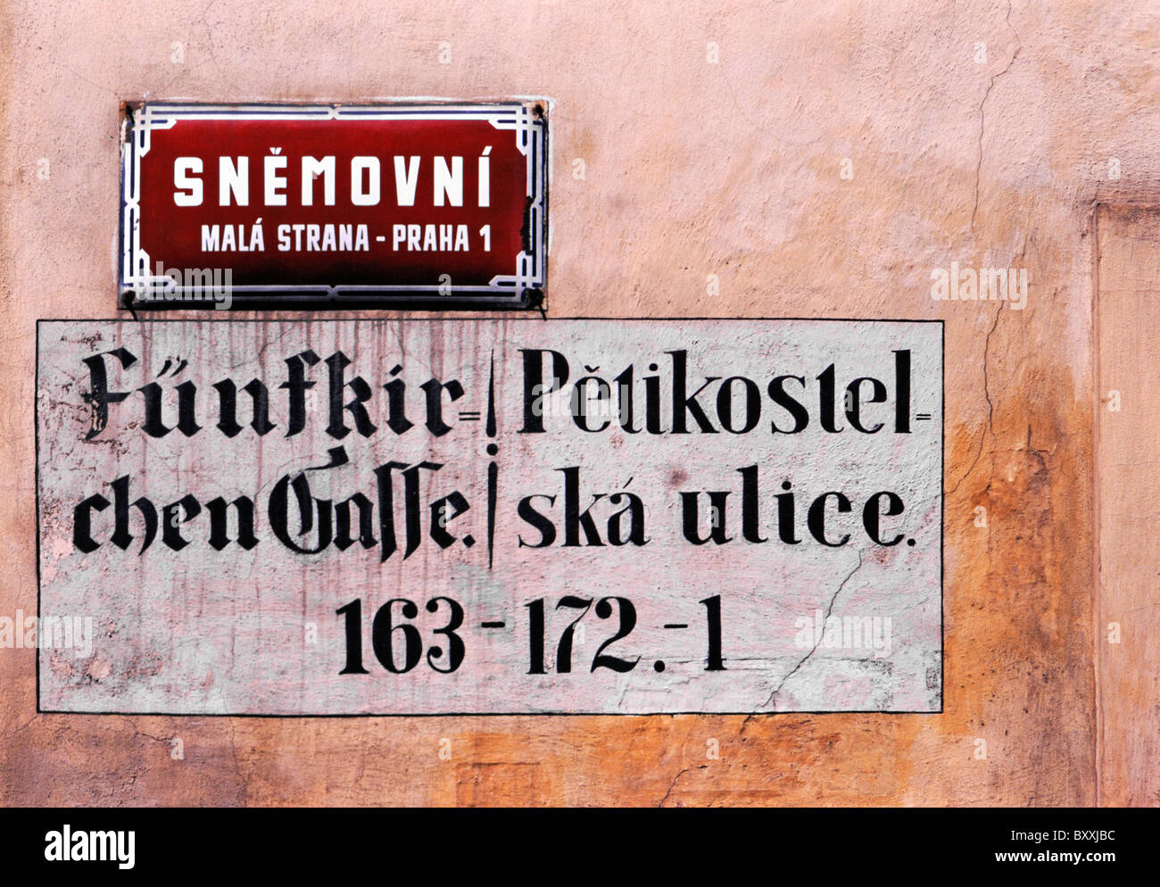 Prague, République tchèque. Des plaques de rue dans la région de Mala Strana. Snemovni (rue) et l'ancien nom en tchèque et en allemand (5 Allée de l'Église) Banque D'Images