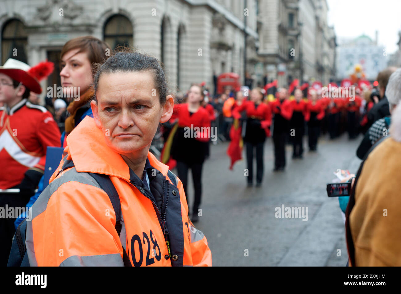 Maréchal foule regarde au défilé du Nouvel An, Londres, Royaume-Uni Banque D'Images