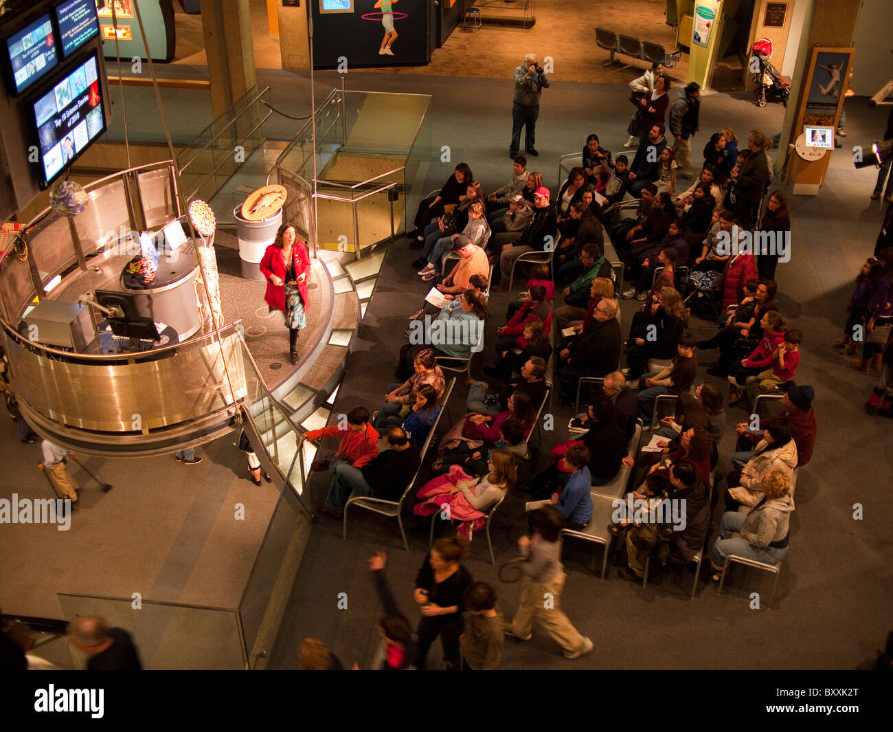 Un public dans le Musée des sciences de Boston, USA Banque D'Images