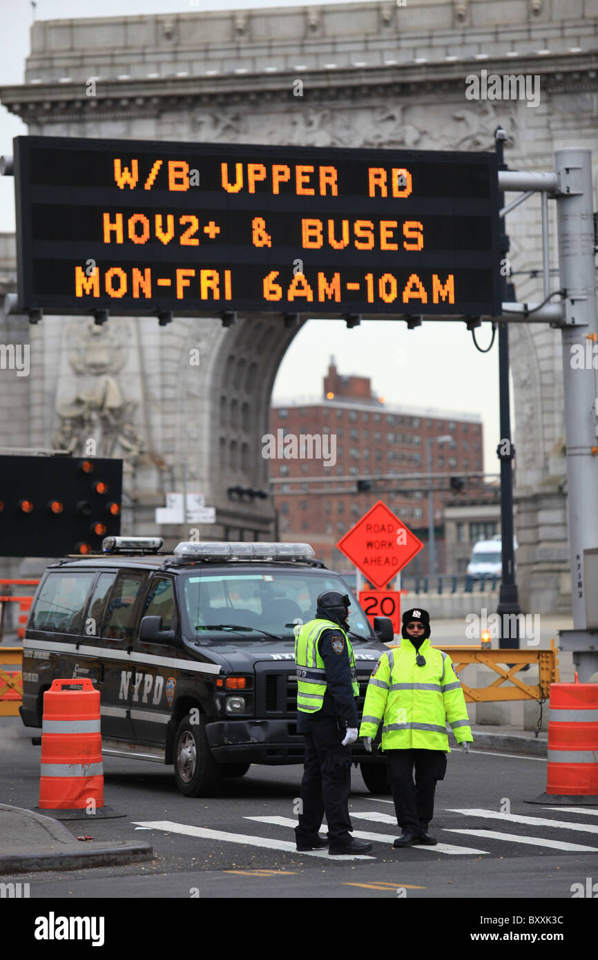 Les agents de police de la ville de New York garde zone de construction à l'entrée de pont de Manhattan, 2010 Banque D'Images