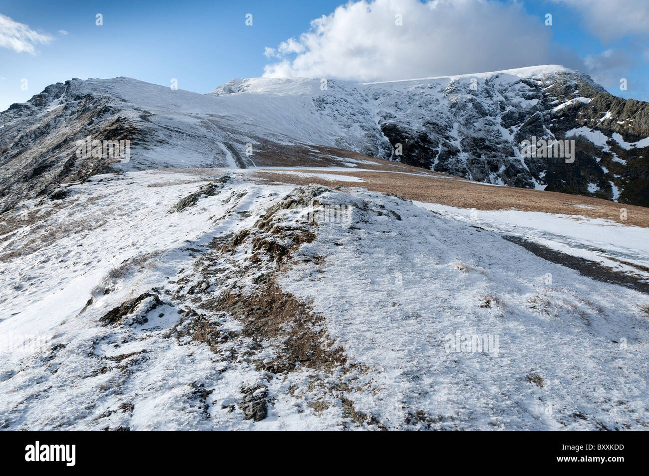 - Le paysage Cumbria Lake District dans le nord-est de l'hiver la neige sur les montagnes - Montagne - Blencathra Saddleback - summit ridge Banque D'Images