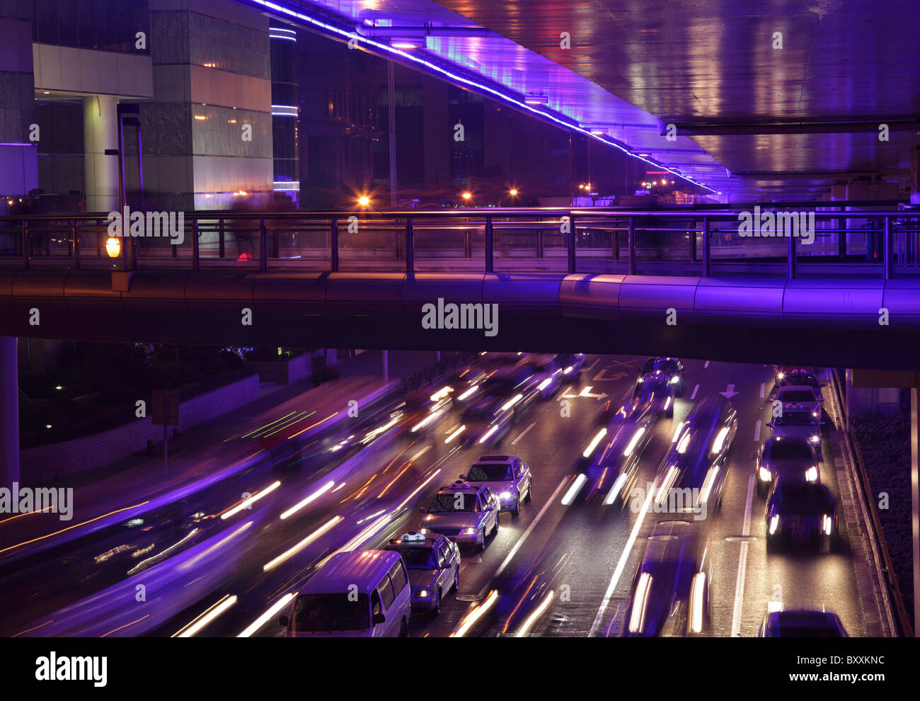 Le trafic à Yan'an Road dans la nuit. Shanghai, Chine Banque D'Images