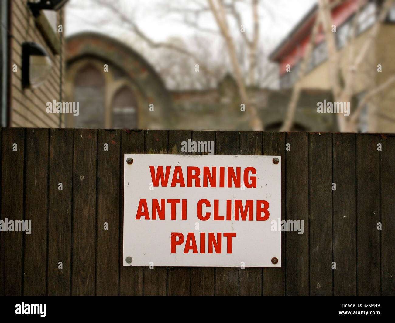 Panneau d'avertissement sur la clôture - peinture anti-climb Banque D'Images