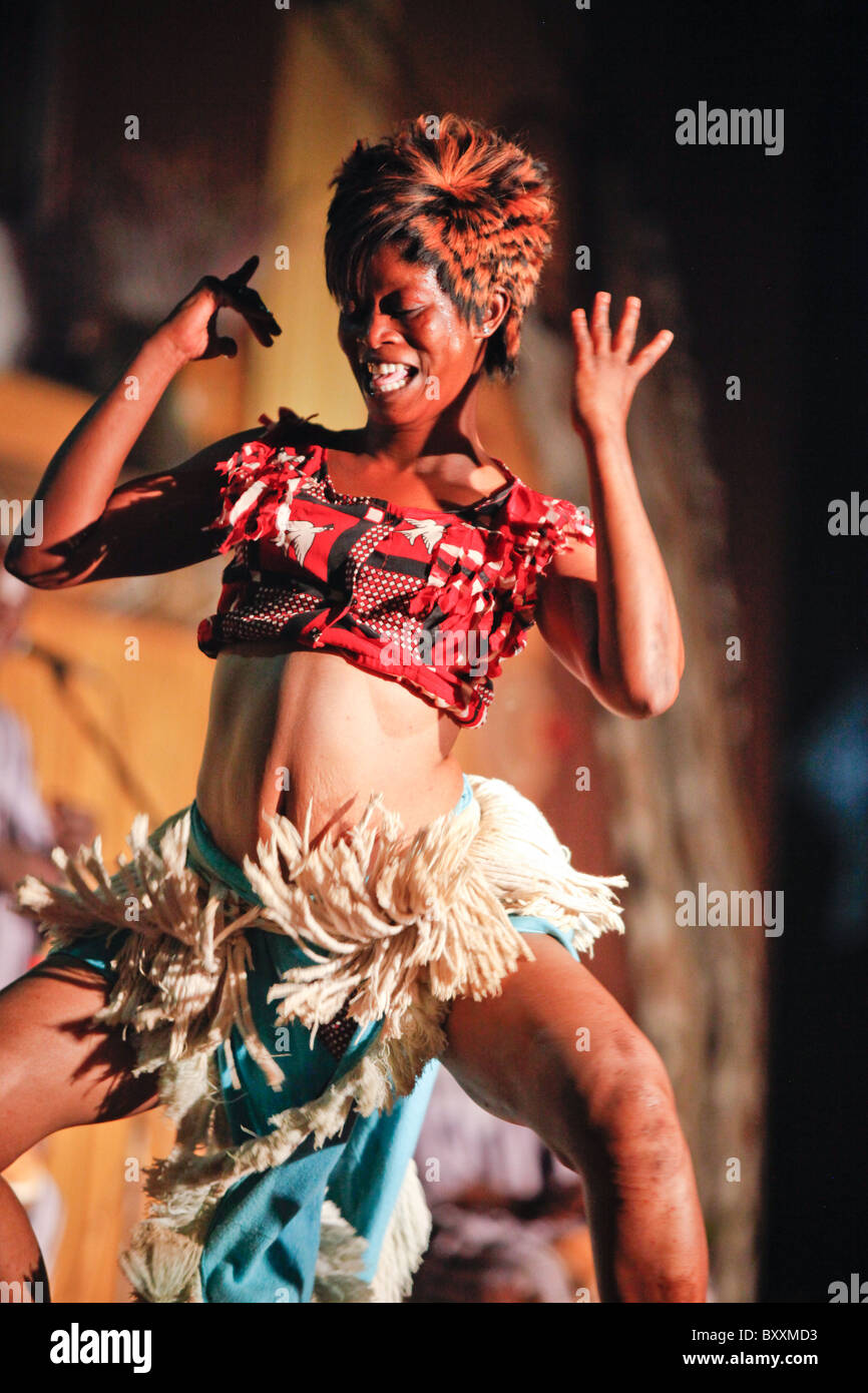 Deux fois par an de la 12ème Salon International de l'artisanat de Ouagadougou (SIAO) au Burkina Faso s'est félicité de danseurs et musiciens. Banque D'Images