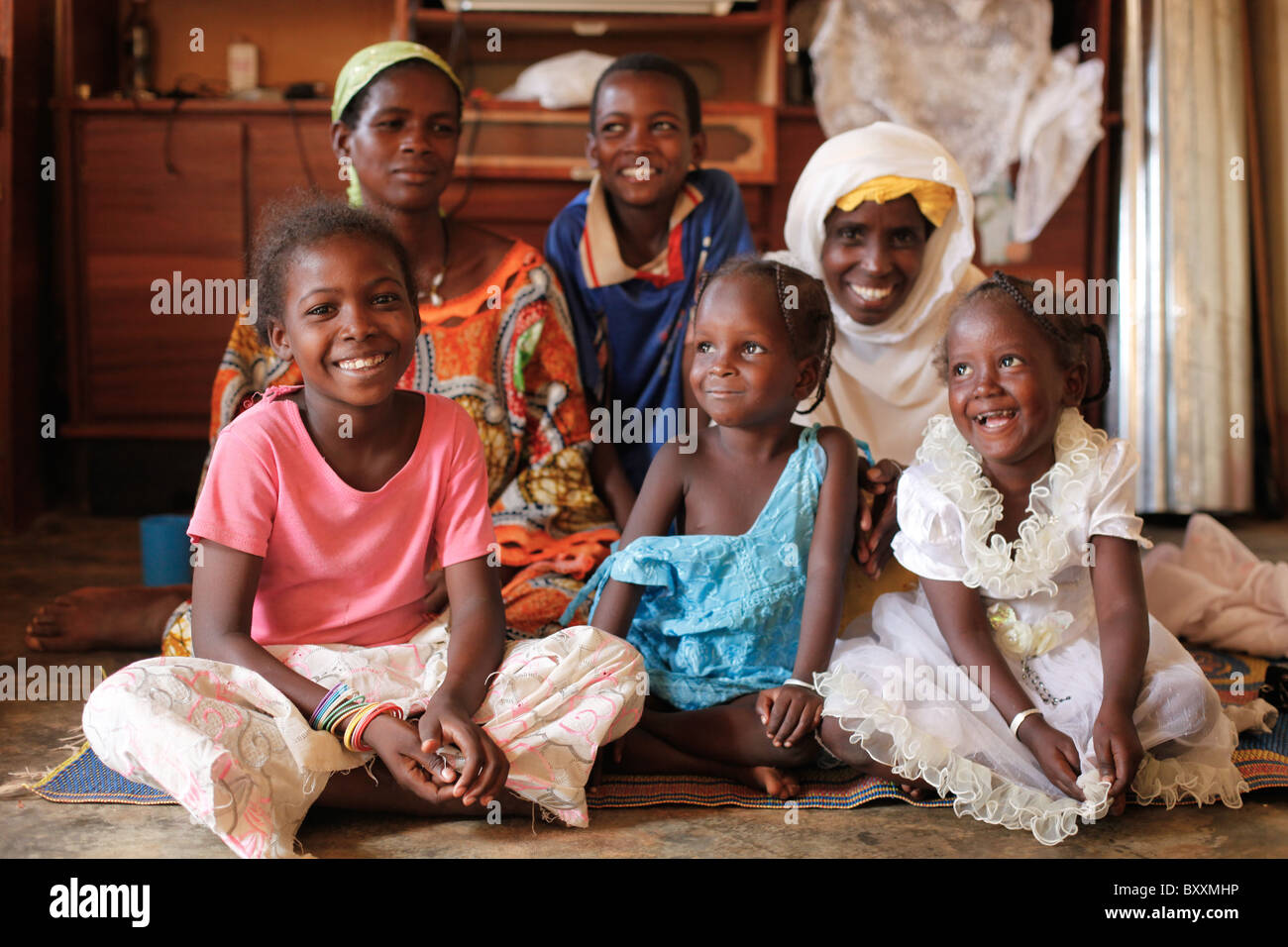 Les femmes et les enfants Peuls dans une maison à Ouagadougou, Burkina Faso. Banque D'Images